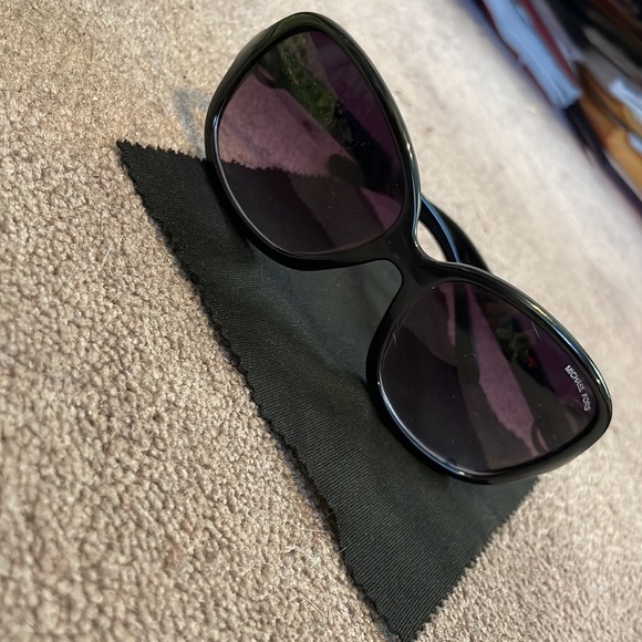 ✨AUTHENTIC✨ Michael Kors black sunglasses !